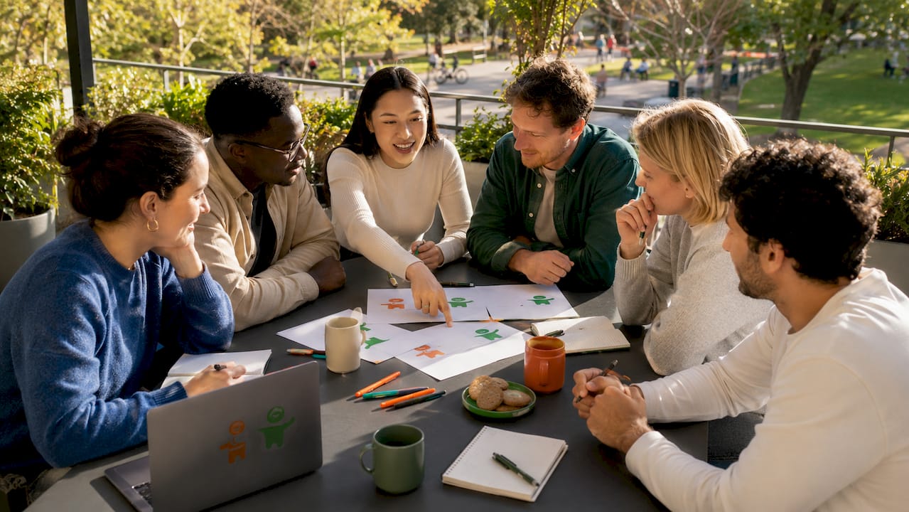 Fachleute organisieren Gruppen für ein Teambuilding-Event