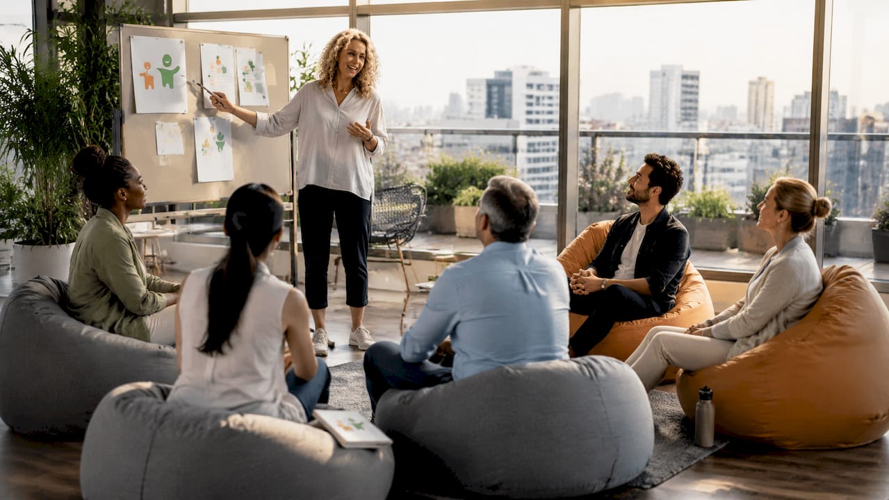 Das Team nimmt gemeinsam an einem Workshop zum Thema Wohlbefinden teil.