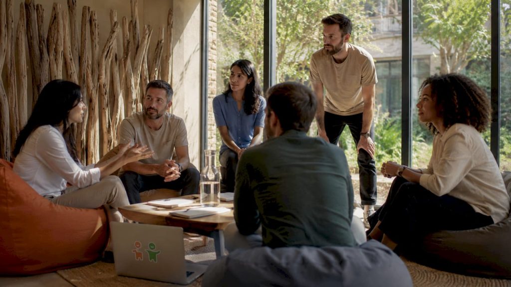 Das Team tauscht sich gemeinsam im Besprechungsraum aus und arbeitet an neuen Lösungen.